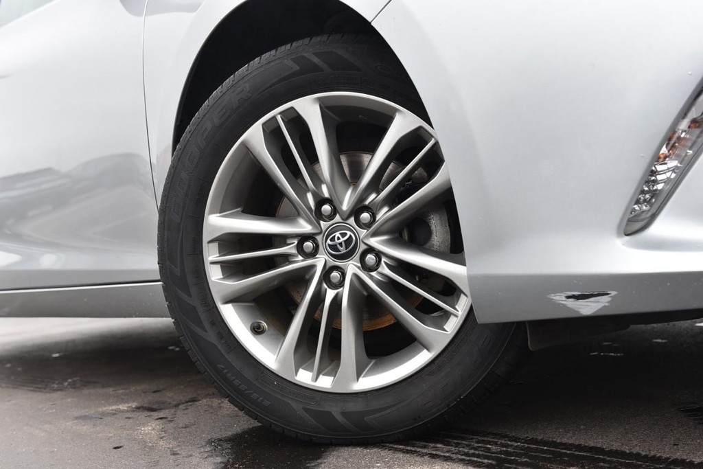 Toyota Camry Vehicle Full-screen Gallery Image 3