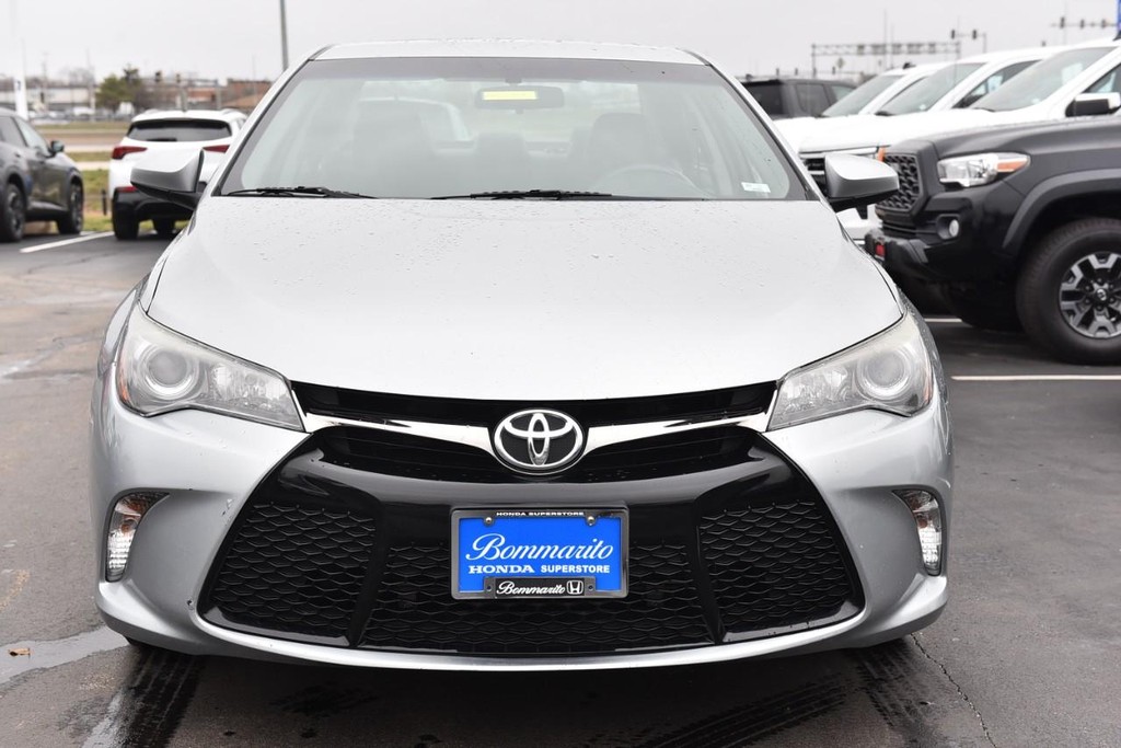 Toyota Camry Vehicle Full-screen Gallery Image 4