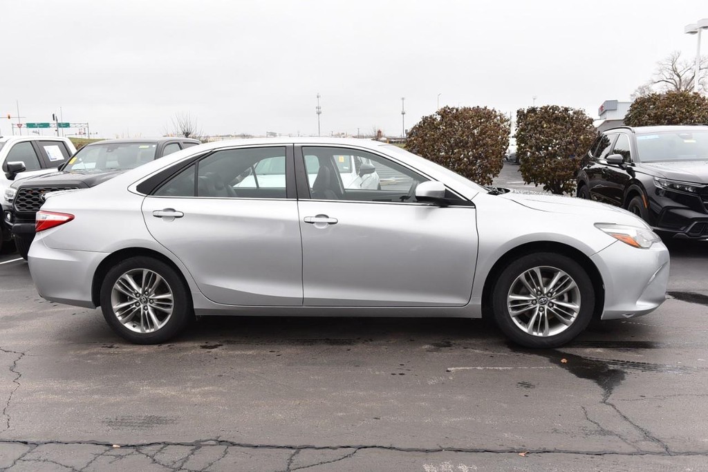 Toyota Camry Vehicle Full-screen Gallery Image 5