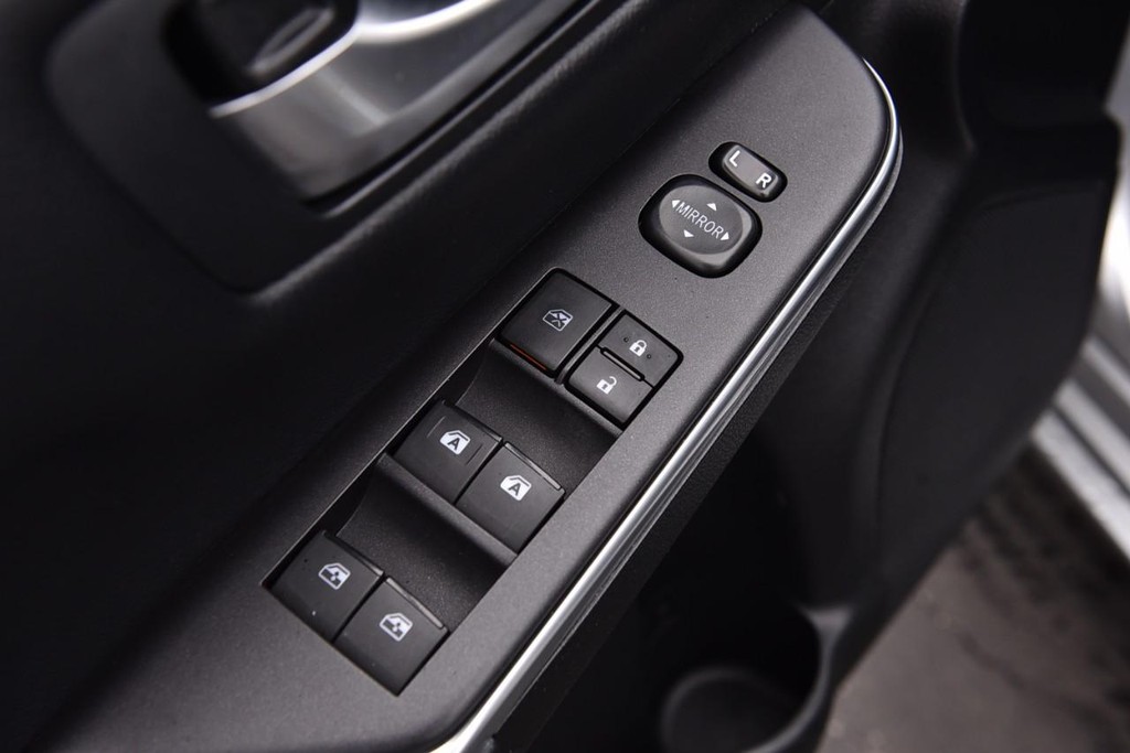 Toyota Camry Vehicle Full-screen Gallery Image 8