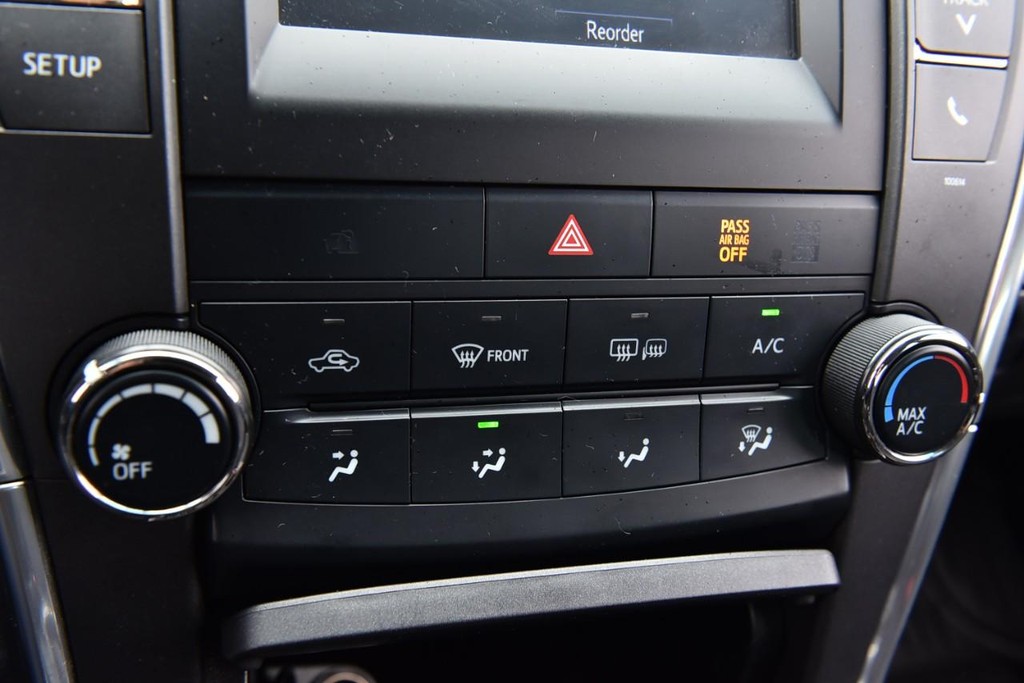 Toyota Camry Vehicle Full-screen Gallery Image 12