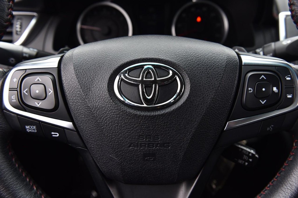 Toyota Camry Vehicle Full-screen Gallery Image 13