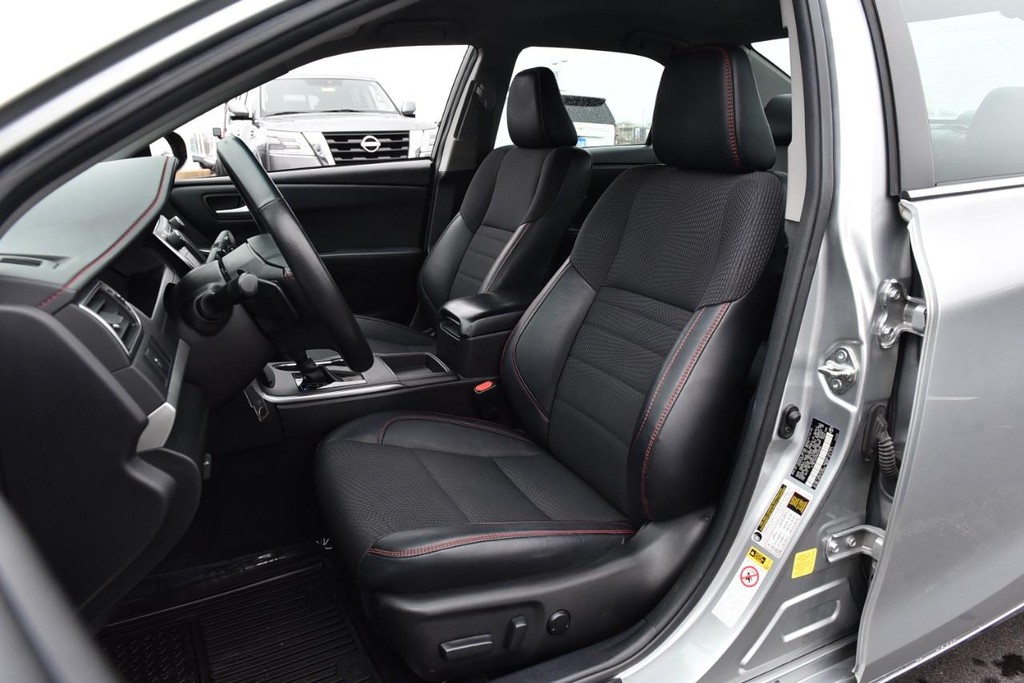 Toyota Camry Vehicle Full-screen Gallery Image 14