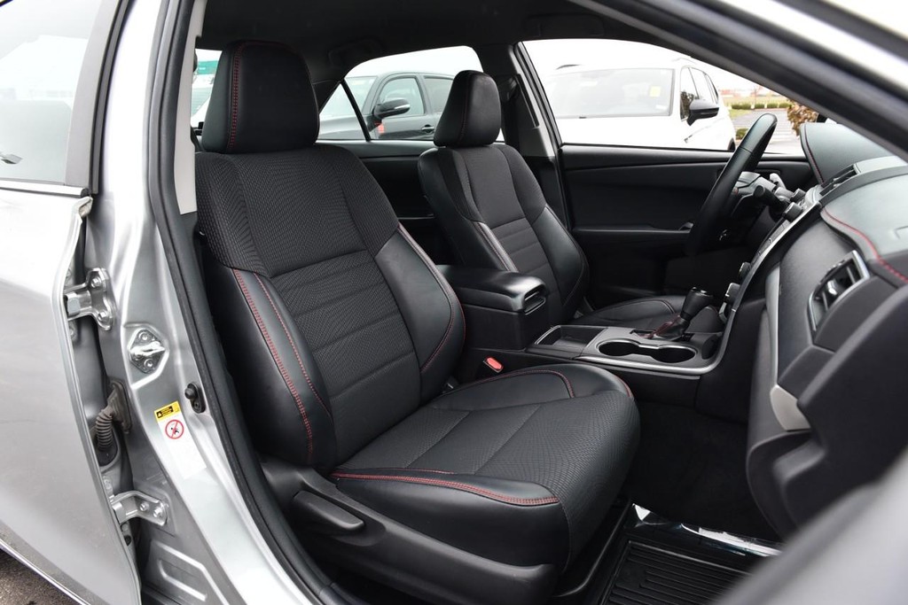 Toyota Camry Vehicle Full-screen Gallery Image 15