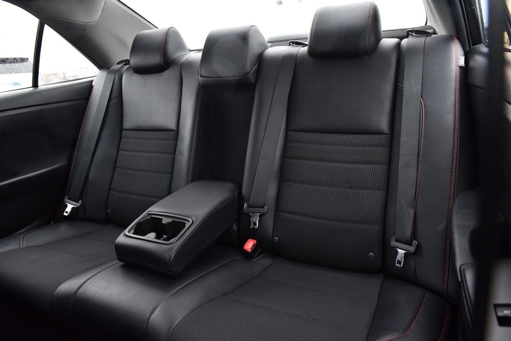 Toyota Camry Vehicle Full-screen Gallery Image 16