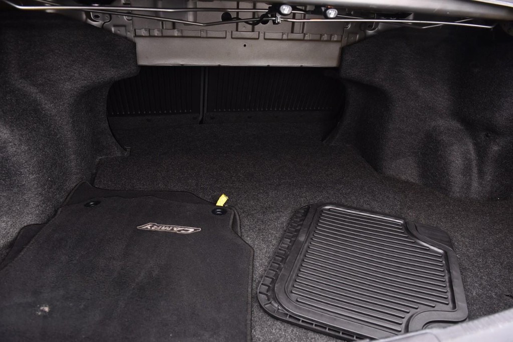 Toyota Camry Vehicle Full-screen Gallery Image 17