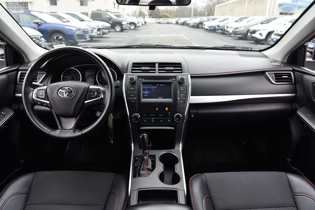 Toyota Camry Vehicle Full-screen Gallery Image 18
