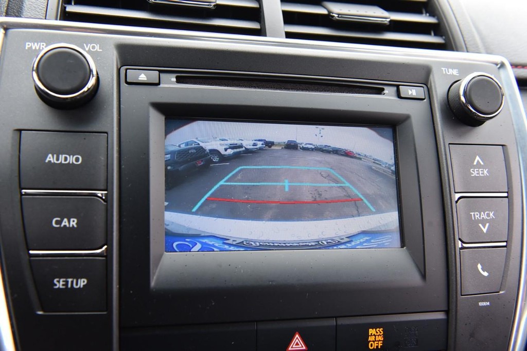 Toyota Camry Vehicle Full-screen Gallery Image 21