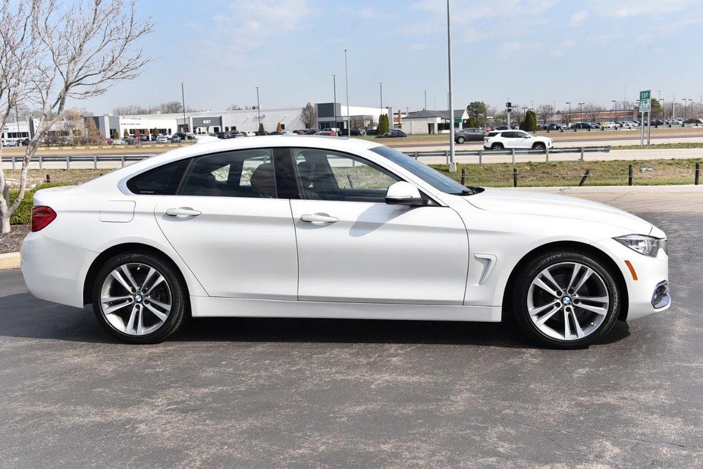 BMW 4 Series Vehicle Full-screen Gallery Image 05