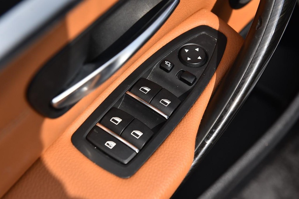 BMW 4 Series Vehicle Full-screen Gallery Image 08