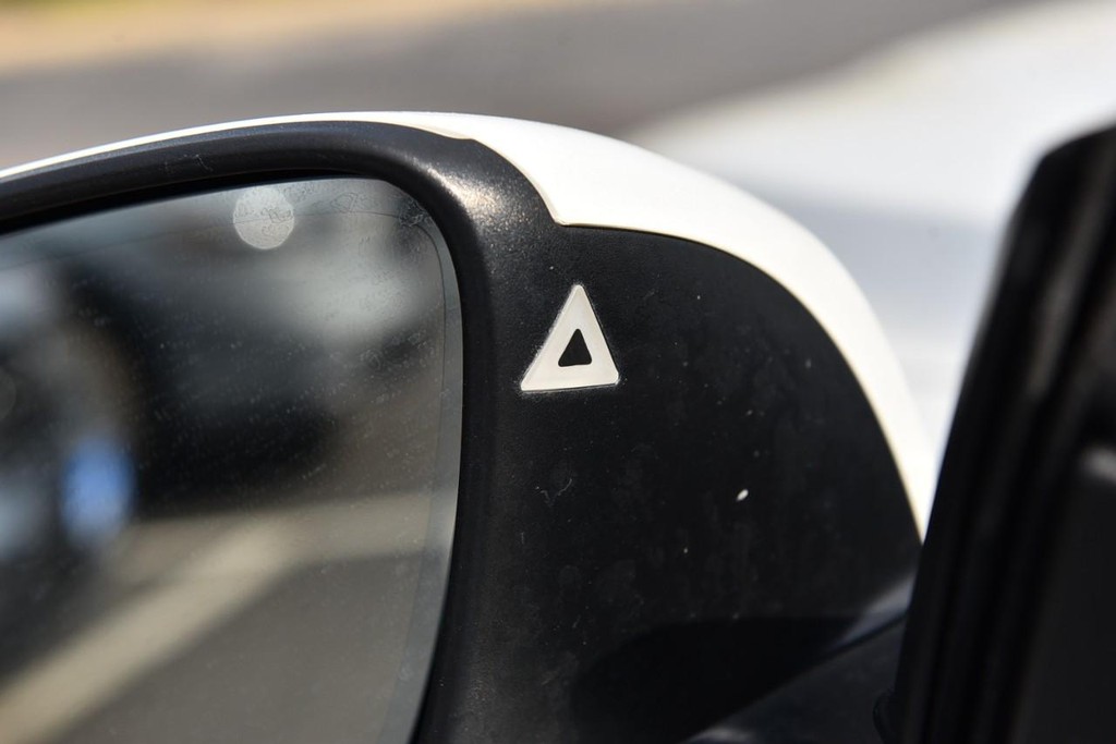 BMW 4 Series Vehicle Full-screen Gallery Image 09