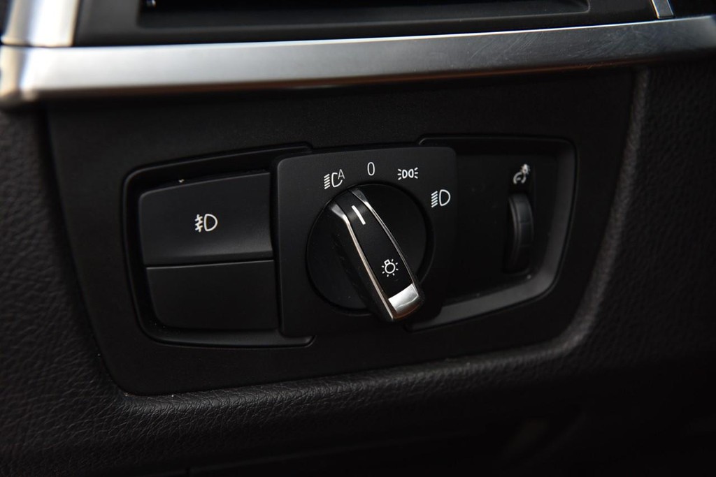 BMW 4 Series Vehicle Full-screen Gallery Image 10