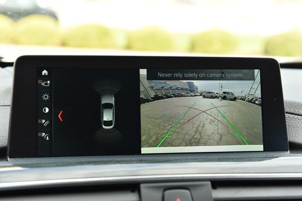 BMW 4 Series Vehicle Full-screen Gallery Image 12