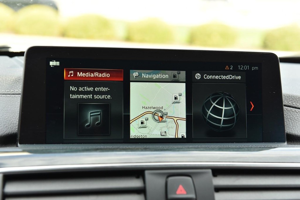 BMW 4 Series Vehicle Full-screen Gallery Image 13