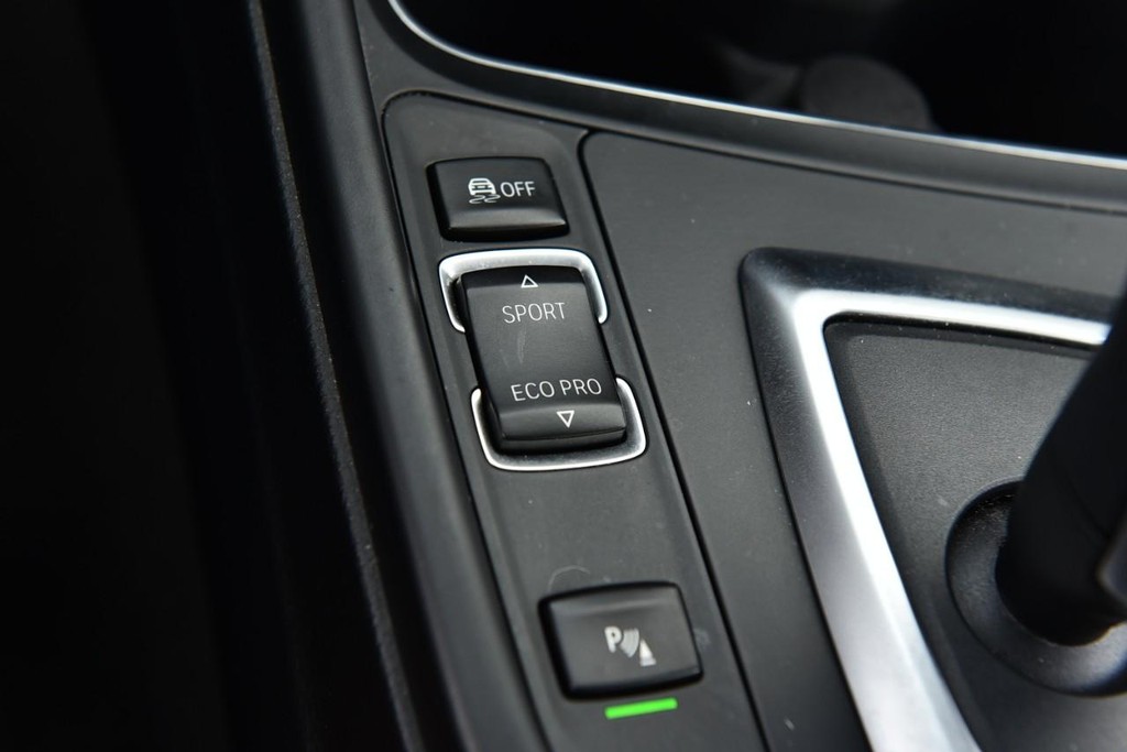 BMW 4 Series Vehicle Full-screen Gallery Image 15