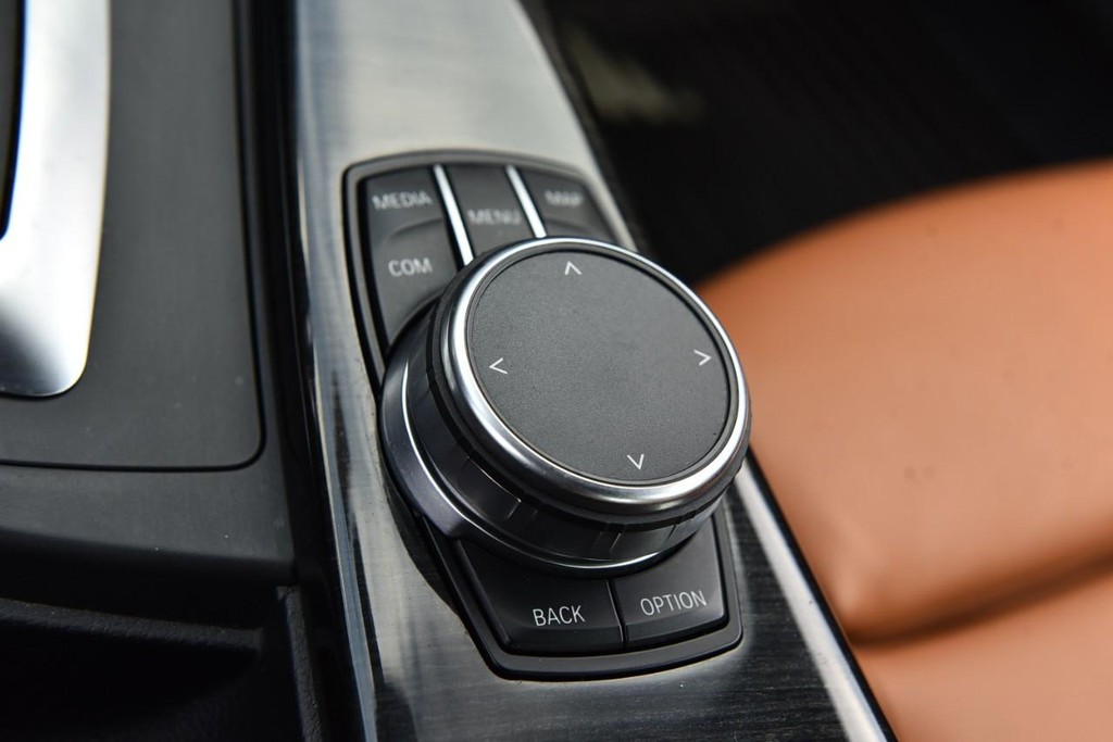 BMW 4 Series Vehicle Full-screen Gallery Image 16