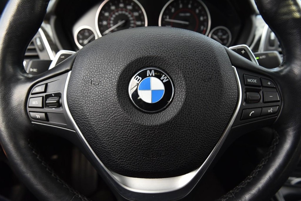 BMW 4 Series Vehicle Full-screen Gallery Image 18