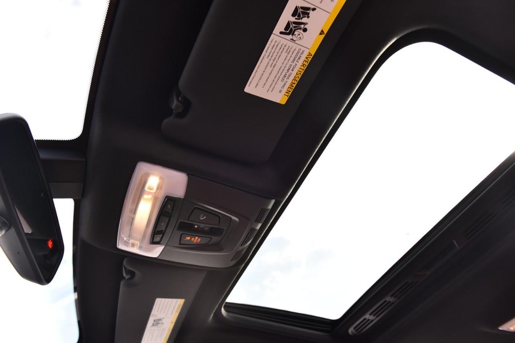 BMW 4 Series Vehicle Full-screen Gallery Image 21