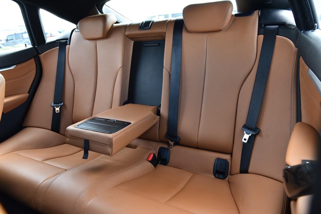 BMW 4 Series Vehicle Full-screen Gallery Image 22