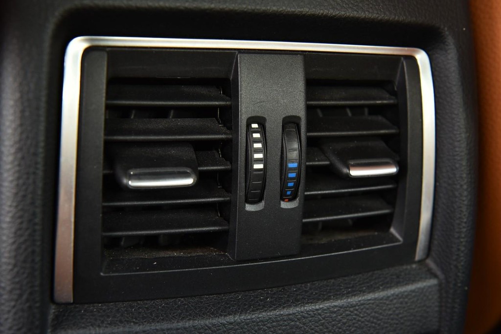 BMW 4 Series Vehicle Full-screen Gallery Image 23