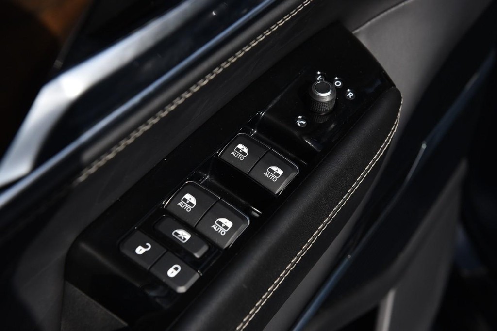 Jeep Grand Wagoneer Vehicle Image 08