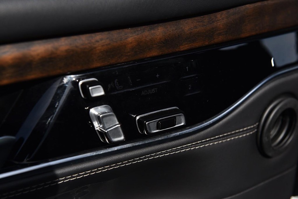 Jeep Grand Wagoneer Vehicle Image 09