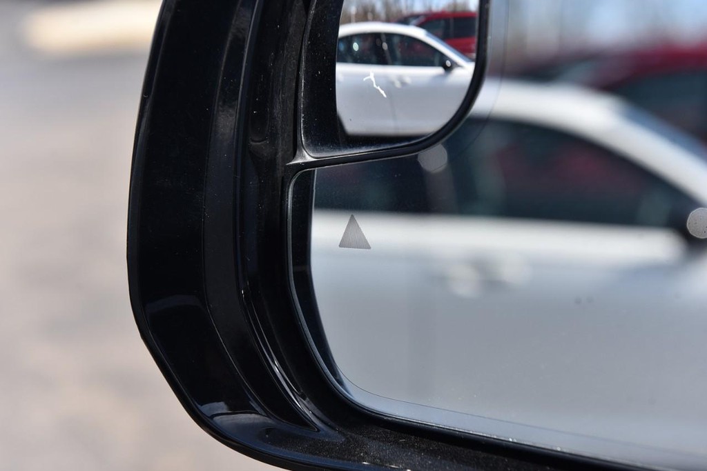 Jeep Grand Wagoneer Vehicle Image 10