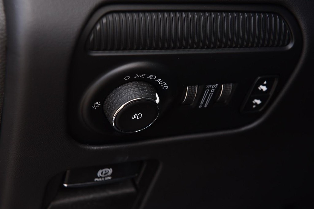 Jeep Grand Wagoneer Vehicle Image 11