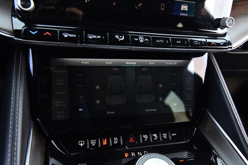 Jeep Grand Wagoneer Vehicle Image 19