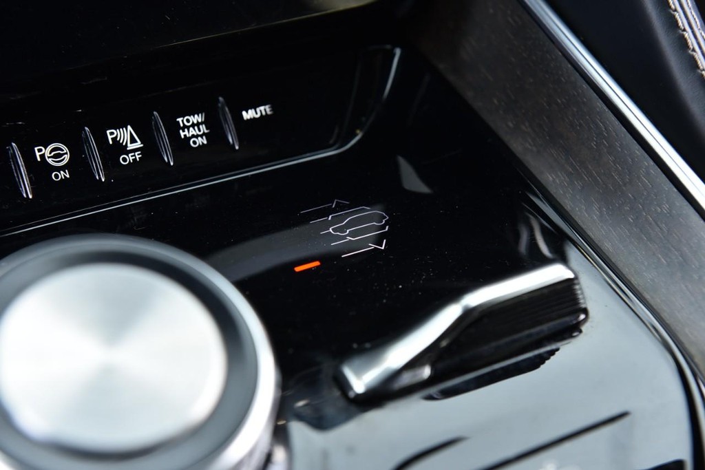 Jeep Grand Wagoneer Vehicle Image 22