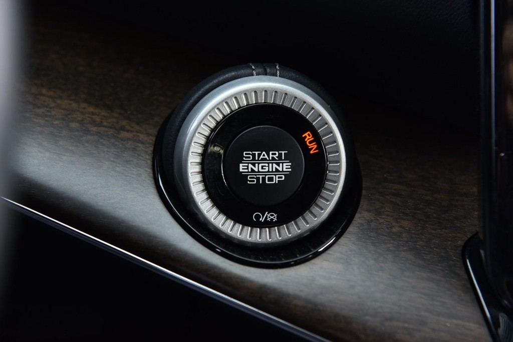 Jeep Grand Wagoneer Vehicle Image 23