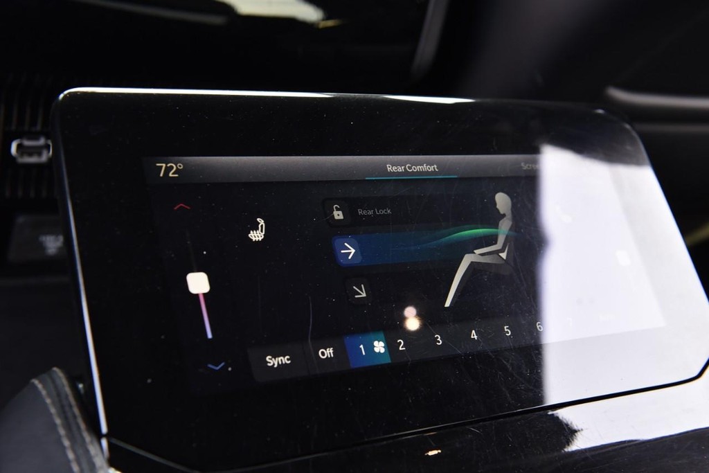 Jeep Grand Wagoneer Vehicle Image 30