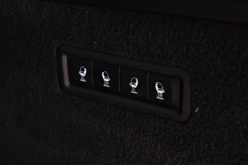 Jeep Grand Wagoneer Vehicle Image 33