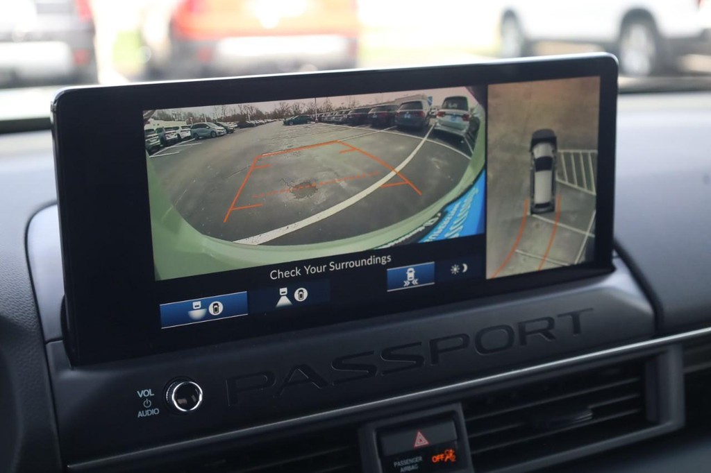 Honda Passport Vehicle Full-screen Gallery Image 15