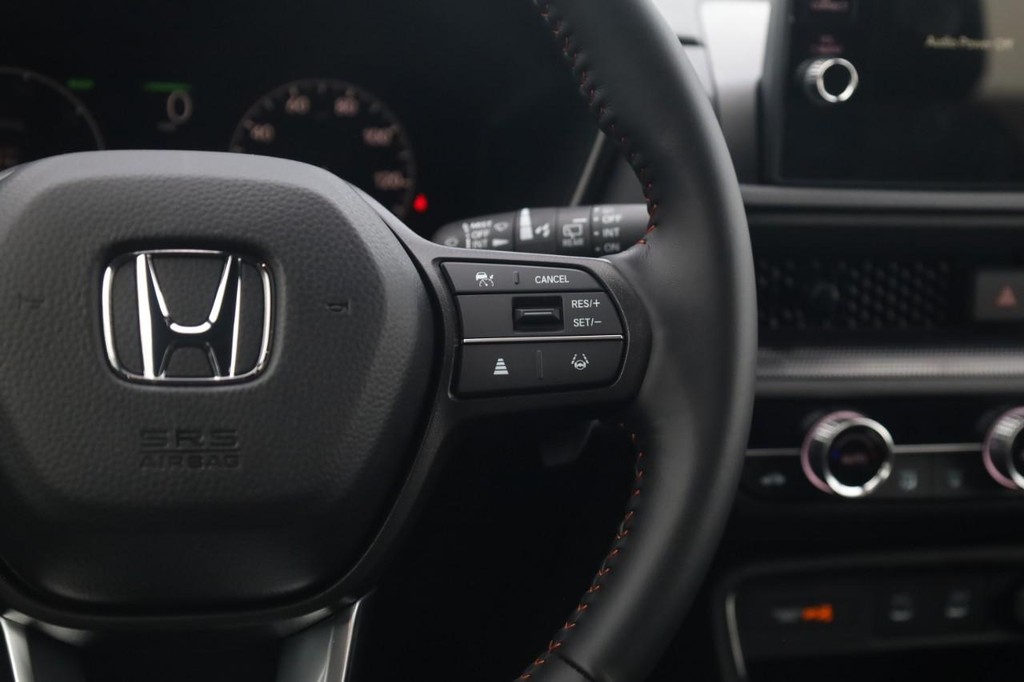 Honda CR-V Hybrid Vehicle Full-screen Gallery Image 8