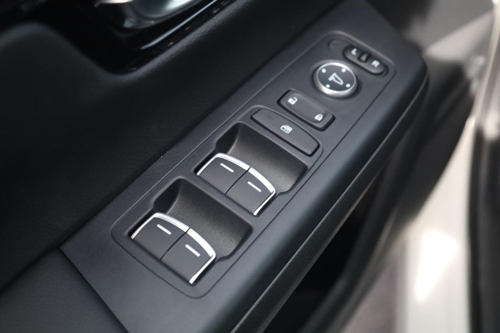 Honda CR-V Hybrid Vehicle Full-screen Gallery Image 10