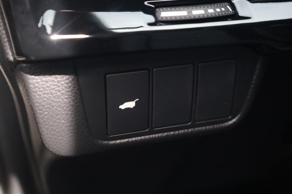 Honda CR-V Hybrid Vehicle Full-screen Gallery Image 12