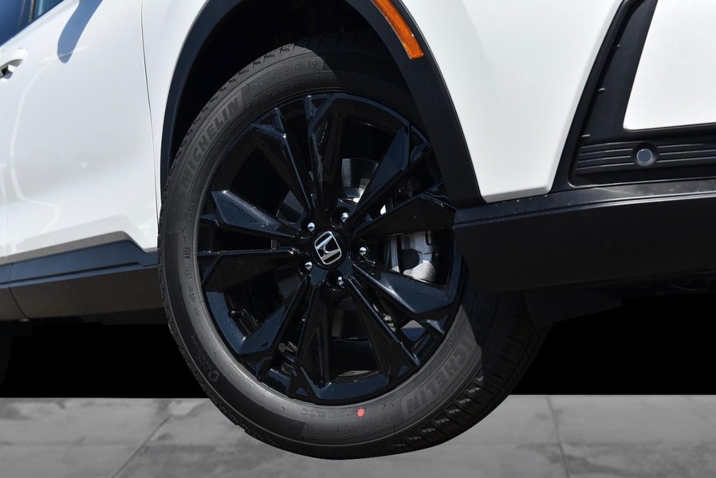 Honda CR-V Hybrid Vehicle Full-screen Gallery Image 3