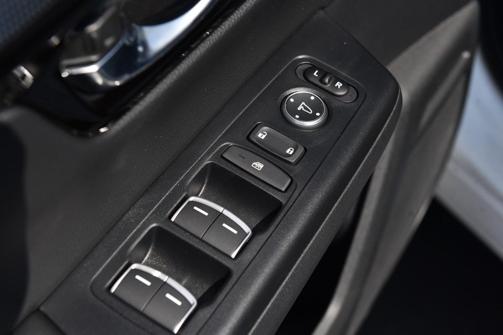 Honda CR-V Hybrid Vehicle Full-screen Gallery Image 8