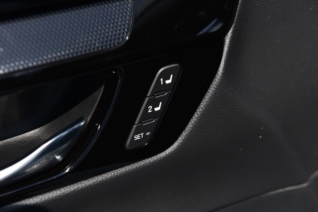 Honda CR-V Hybrid Vehicle Full-screen Gallery Image 9