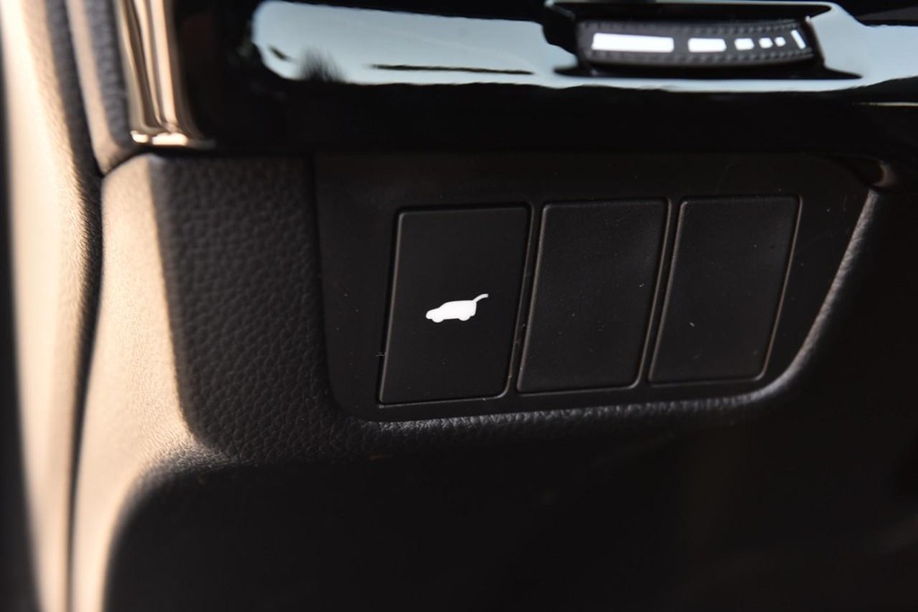 Honda CR-V Hybrid Vehicle Full-screen Gallery Image 11