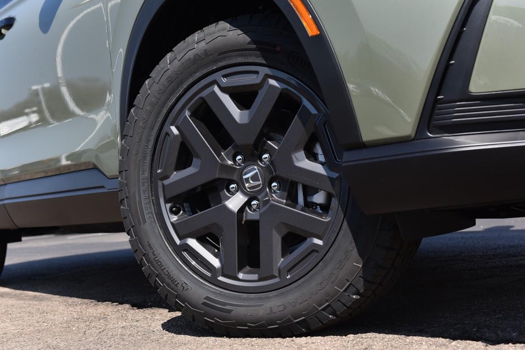 Honda CR-V Hybrid Vehicle Full-screen Gallery Image 3