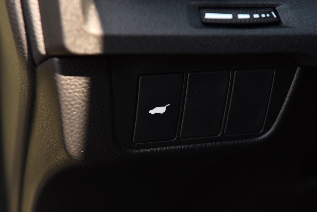 Honda CR-V Hybrid Vehicle Full-screen Gallery Image 10