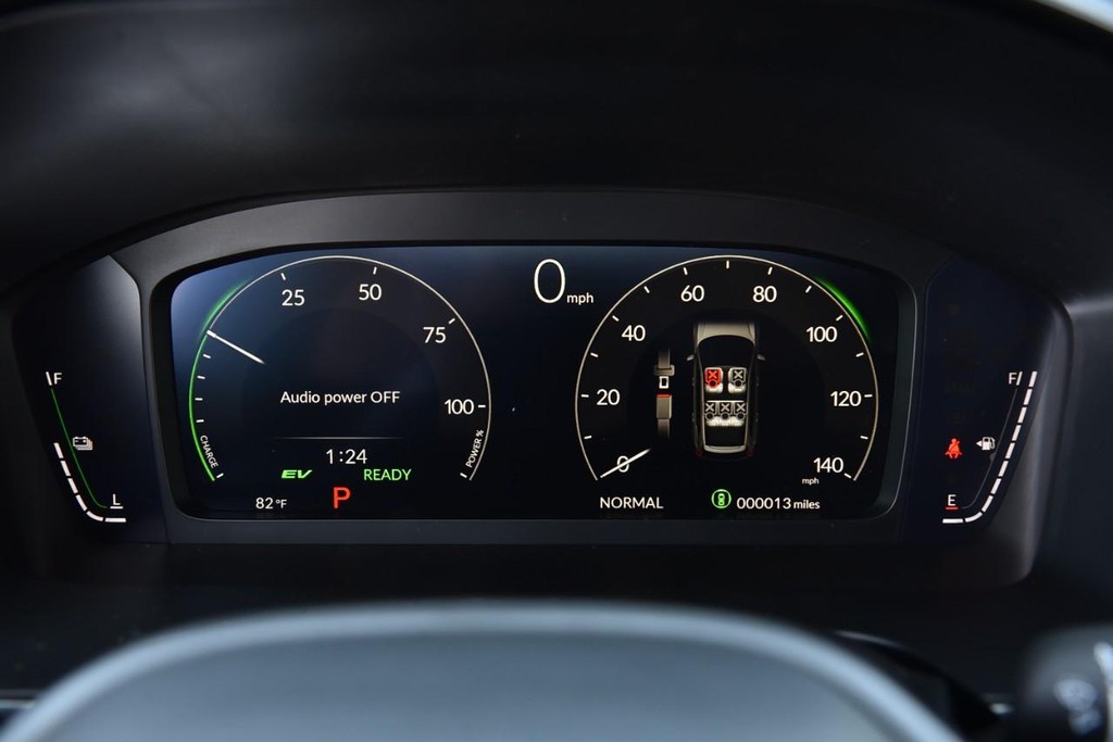 Honda CR-V Hybrid Vehicle Full-screen Gallery Image 11