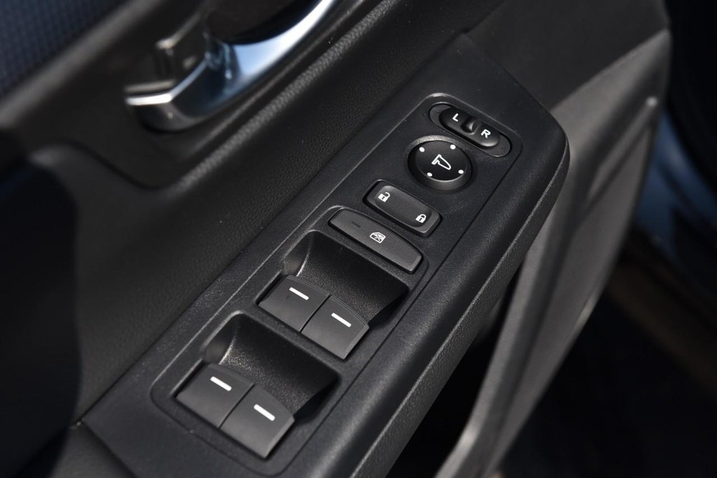 Honda CR-V Hybrid Vehicle Full-screen Gallery Image 8