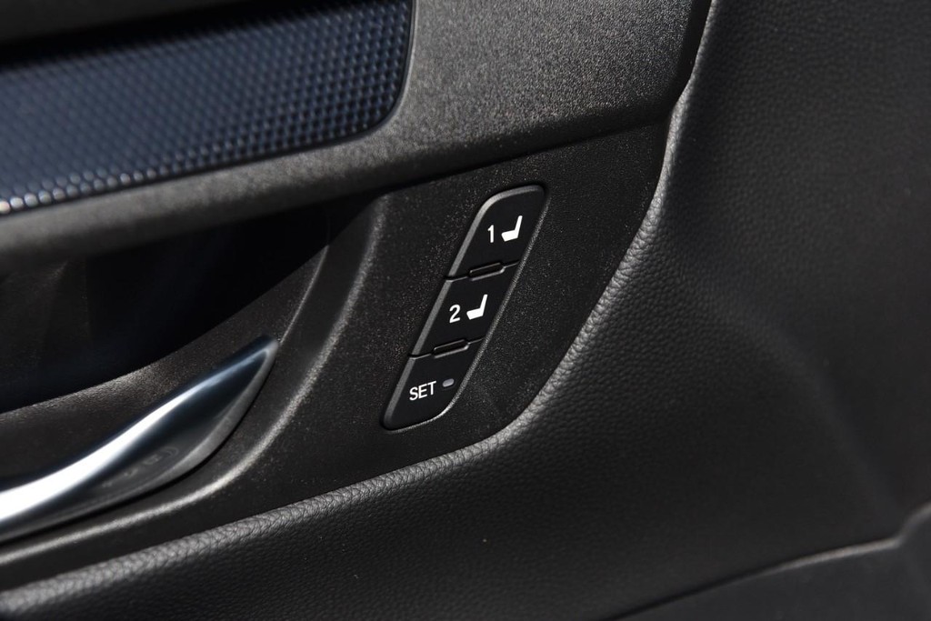 Honda CR-V Hybrid Vehicle Full-screen Gallery Image 9