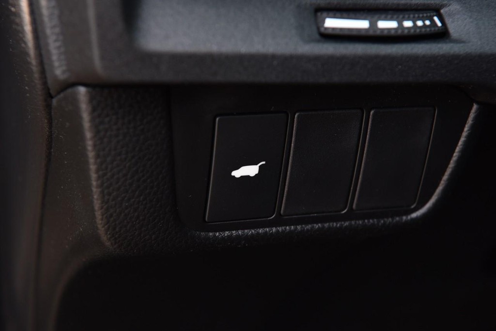 Honda CR-V Hybrid Vehicle Full-screen Gallery Image 11