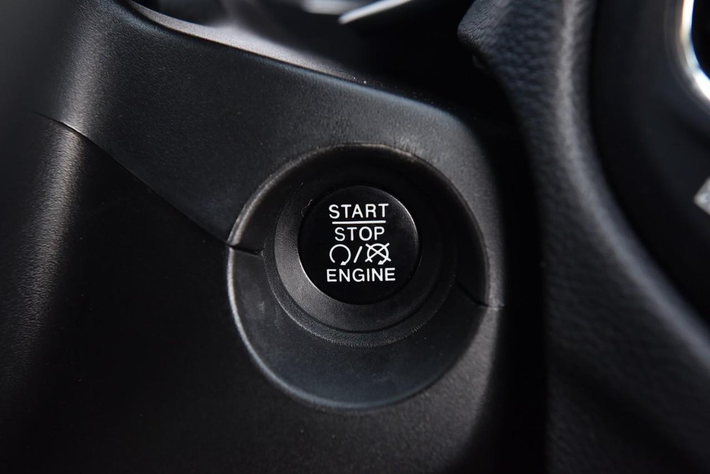 Jeep Compass Vehicle Full-screen Gallery Image 17