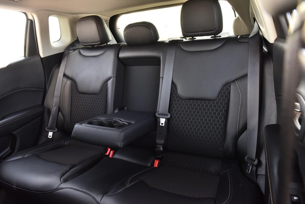 Jeep Compass Vehicle Full-screen Gallery Image 21