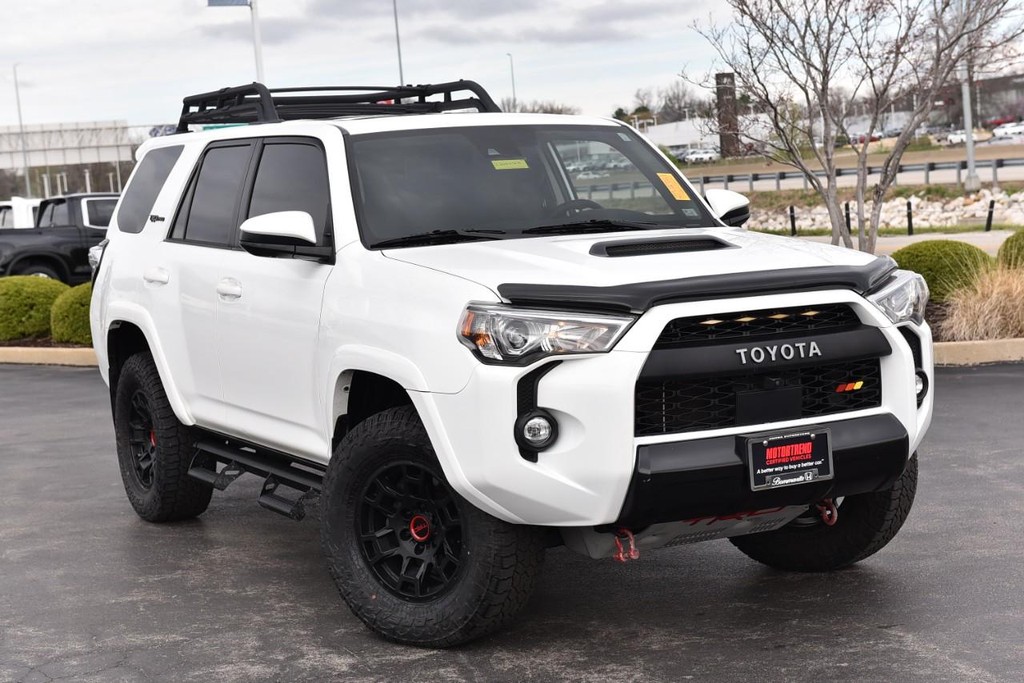 Toyota 4Runner Vehicle Full-screen Gallery Image 2